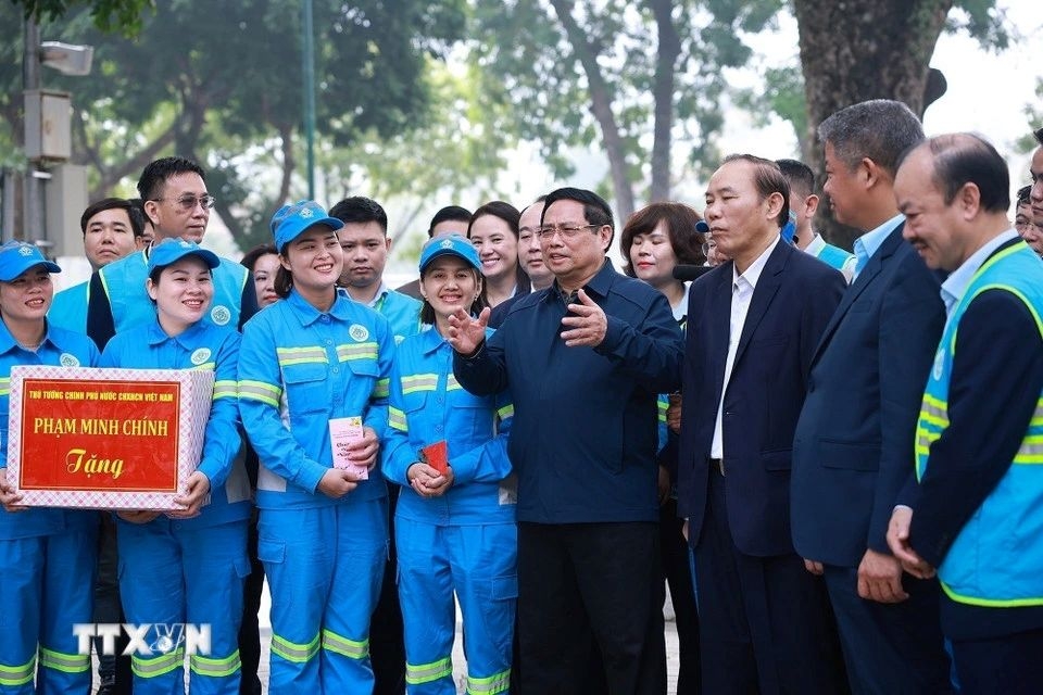 Prime Minister pays Tet visit to Hanoi sanitation workers on duty